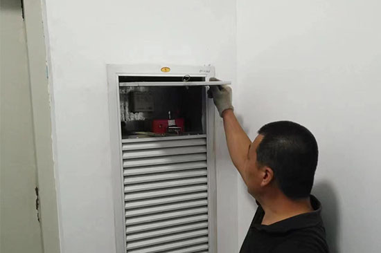 ������������z�y