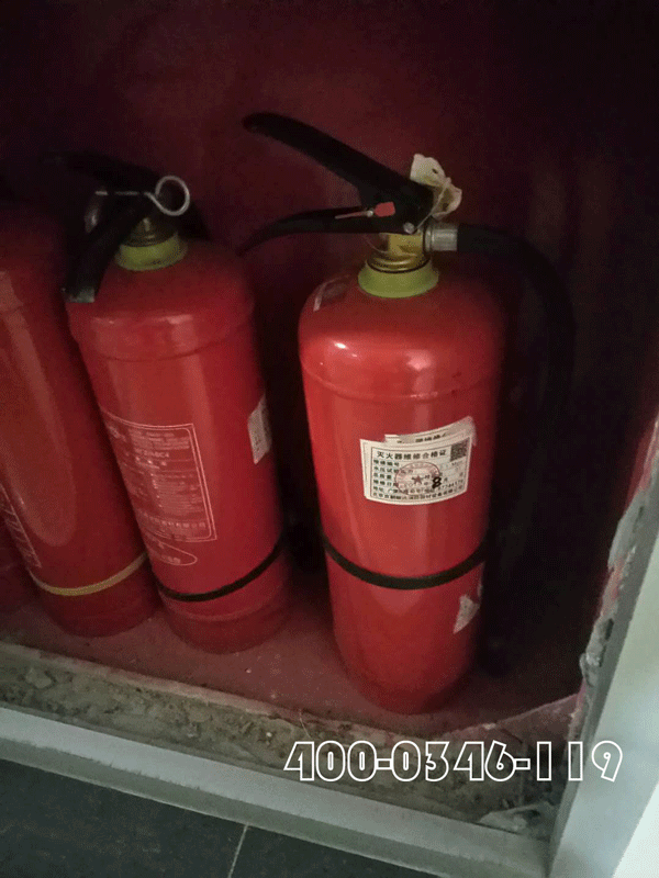 住宅樓內堆放垃圾自然引起火災物業承擔什么責任？